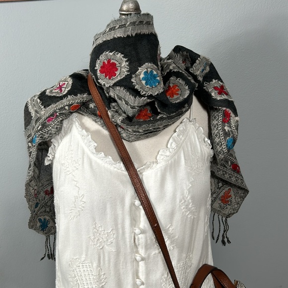 Gianni Bini White Rustic Cottage Embroidered White Dress with cloth buttons Sz M - Picture 6 of 17